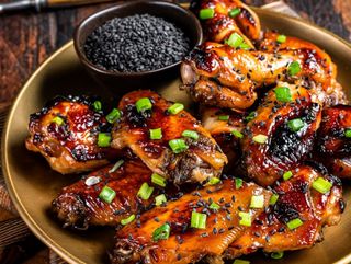 Крилца на скара + Бира кен Мадри 0.5