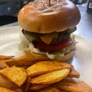 Телешки чийзбургер с пържени картофи