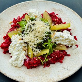 Салата от конфитирани кореноплодни, рукола, котидж сирене, поширана ябълка, орехи и пармезан 280 гр