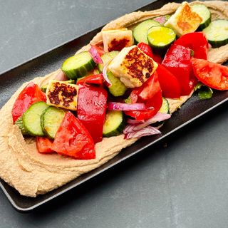 Хумус салата със свежи зеленчуци