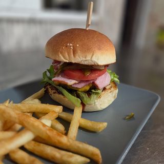 Чийз бургер с бекон