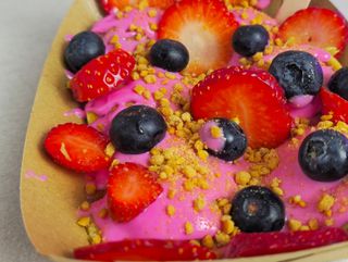 Мини палачинки 6бр.с крем малина и крокан