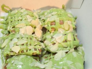 Мини палачинки с пистачио 12бр. и филиран бадем