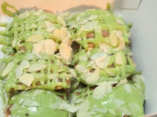 Мини палачинки 6бр.с пистачио и филиран бадем