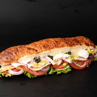 Сандвич с пуешко филе ,мус от авокадо,крема сирене (500г)