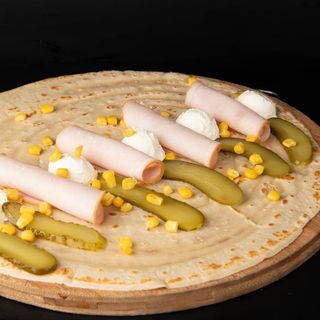 Палачинка с пилешко филе и топено сирене.царевица,кисели краставички (200г)