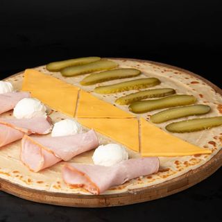 Палачинка със свинско филе. чедър,крема сирене,кисели краставички (220г)