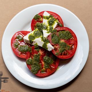 Салата  Домати с прясно сирене и песто (280г)