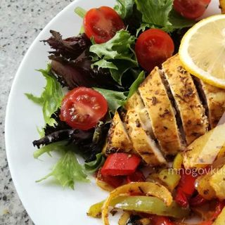 Пилешко филе с печени зеленчуци и печен сос