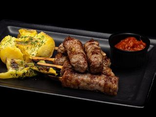 Сочни кебапчета по наша рецепта с гарнитура печени бирени бейби картофи (350г)