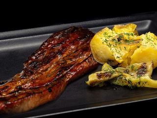 Свински ребра на BBQ с гарнитура печени бирени бейби картофи (450г)