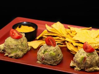 Гуакамоле с начос и течен чедър (300г)