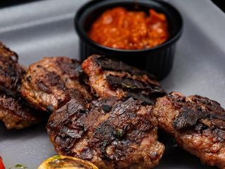 Телешки кюфтенца с бекон и кашкавал с гарнитура печени бирени бейби картофи (350г)