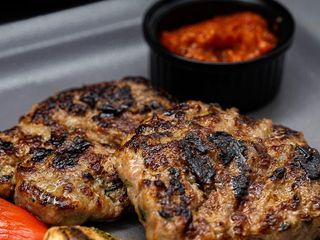 Старобългарски кюфтета с гарнитура печени бирени бейби картофи (350г)