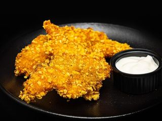 Пилешки филенца с корнфлейкс и млечен сос (250г)