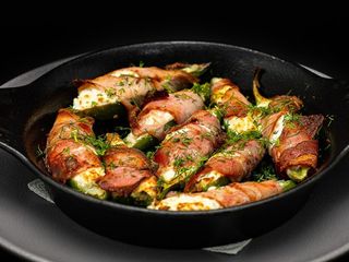 Гриловани пикантни чушлета с пушен бекон (150г)