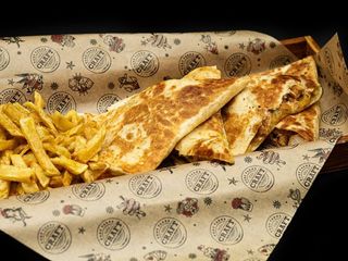 Кесадия с пиле и 4 сирена (450г)