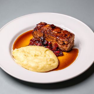 Свински бузи с картофено пюре