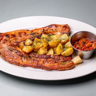 Свински бекон със сотирани картофи