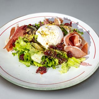 Микс от свежи салати с еленски бут и сирене бурата / Mix of fresh salads with dry cured ham and burrata cheese (350г)