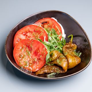 Салата от домати, катък с печени чушки и пържена сиврия / Tomato salad with katak, roasted peppers and fried Sivri pepper(300г)