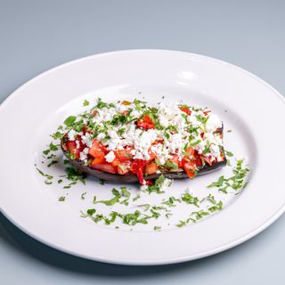 Печен патладжан с домати, печени чушки и краве сирене / Roaste eggplant with tomatoes, roasted peppers and white cheese(300г)