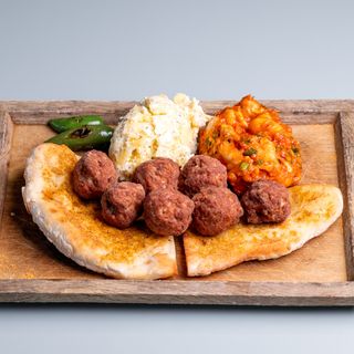 Пържени кюфтенца с мачкани картофи и лютеница с боб
