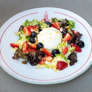 Микс от свежи салати със сирене "Бурата" и пресни плодове - Mix of fresh salads ,burrata cheese and fresh fruits (350г)