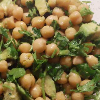 Зелена салата с авокадо и нахут