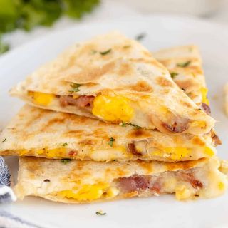 NEW Кесадия с бъркани яйца, хрупкав бекон и чедър  (380 г)