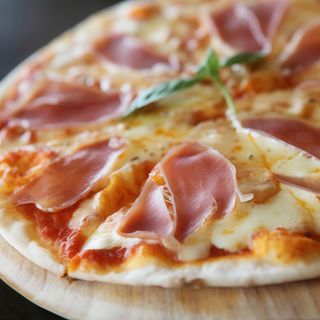 Пица с шунка и кашкавал (1200г)