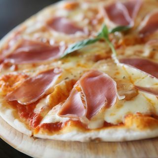 Пица с шунка, кашкавал и бяло сирене (1200г)