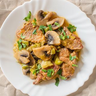 Свински хапки с гъби и лук (400г)