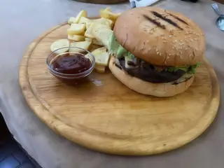 Телешки бургер с пържени картофи и BBQ сос