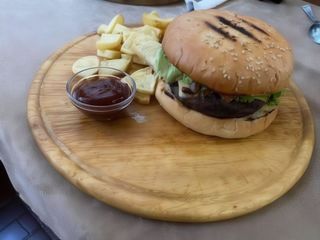 Телешки бургер с пържени картофи и BBQ сос