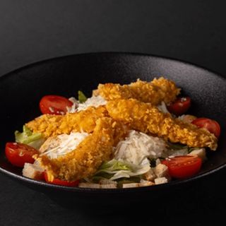 Салата цезар с хрупкаво пилешко филе (350г)