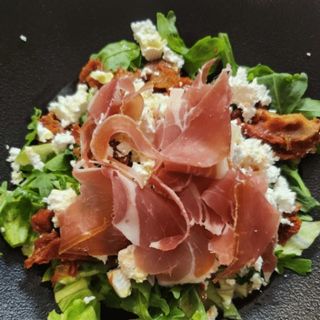 Салата с прошуто и козе сирене (300г)