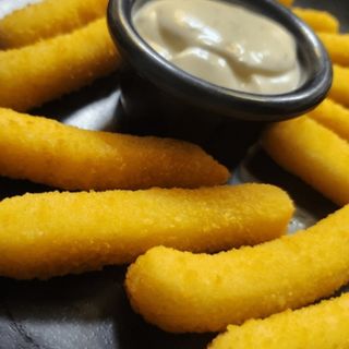 Хрупкави моцарелени пурички с чеснов сос (200г)