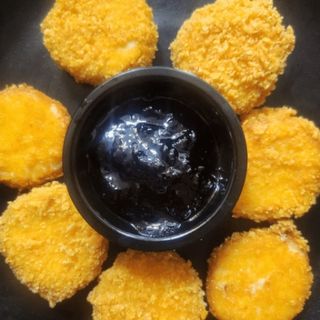 Панирани топени сиренца със сладко от боровинки (200г)