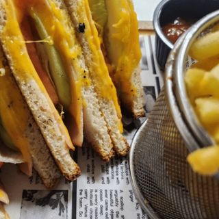 Клуб сандвич с пушено свинско филе и чедър (370г)