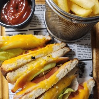 Клуб сандвич с пушено пуешко филе и чедър (370г)