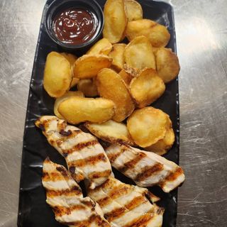 Пилешки филенца на скара със пържени картофи (300г)