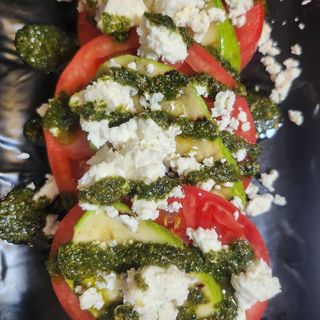 Салата с гриловани тиквички и овче сирене (400г)