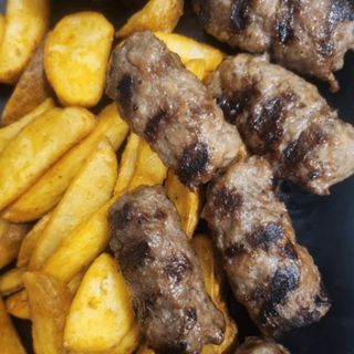 Телешки бейби кебапчета с картофки Уеджис (350г)