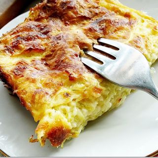 Кашкавал на фурна със салата 400 гр.