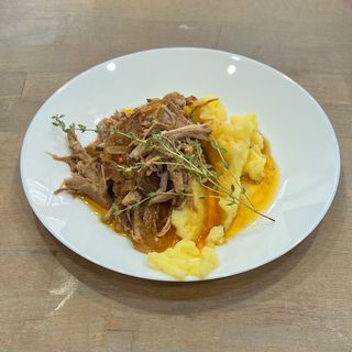 Свинско дърпано месо върху картофено пюре със сос (400гр.)