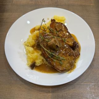 Свински печени карета върху картофено пюре със сос от манатарки