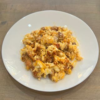 Бъркани яйца с наденица чоризо, сирене и кашкавал