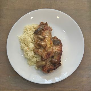 Печени свински каренца в гъбен сос с г-ра ориз басмати