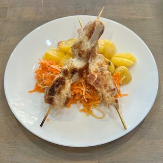 Порция пилешки шишчета на скара с гарнитура